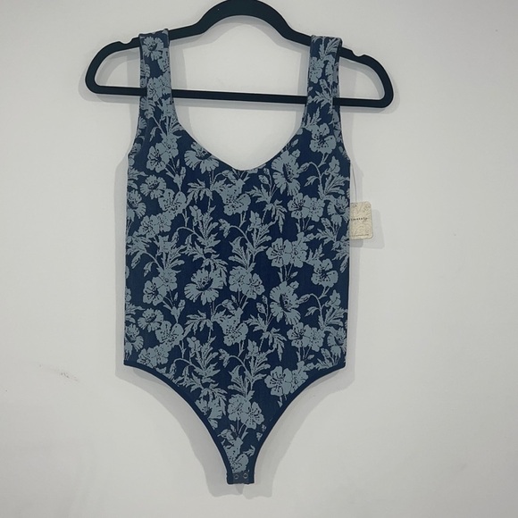 FREE people printed clean lines blue floral print sleeveless bodysuit size M/L - Picture 3 of 15
